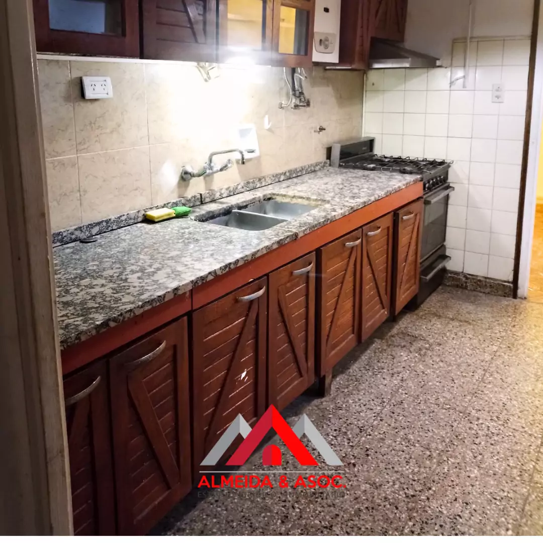 Casa en Alberdi a mts. de Colón