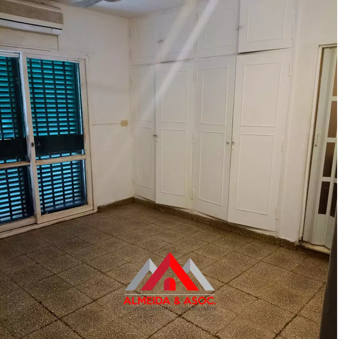 Casa en Alberdi a mts. de Colón