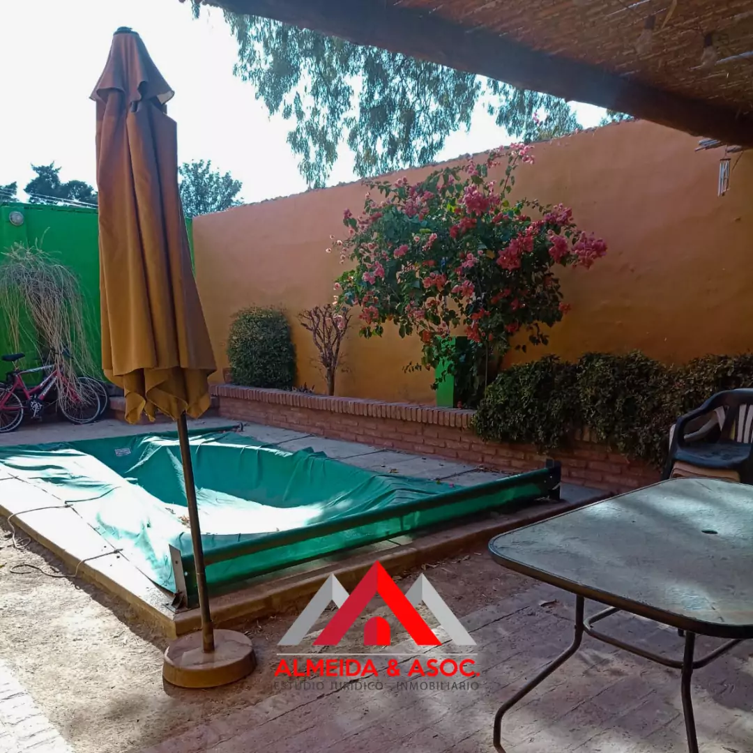 Casa en Alberdi a mts. de Colón