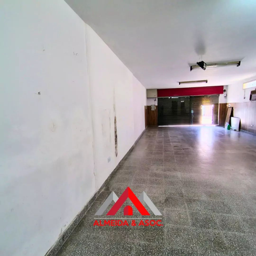 Local con depósito en Maestro Vidal