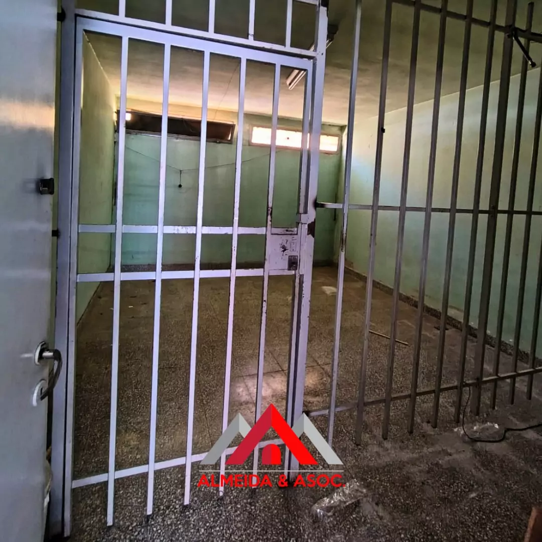 Local con depósito en Maestro Vidal