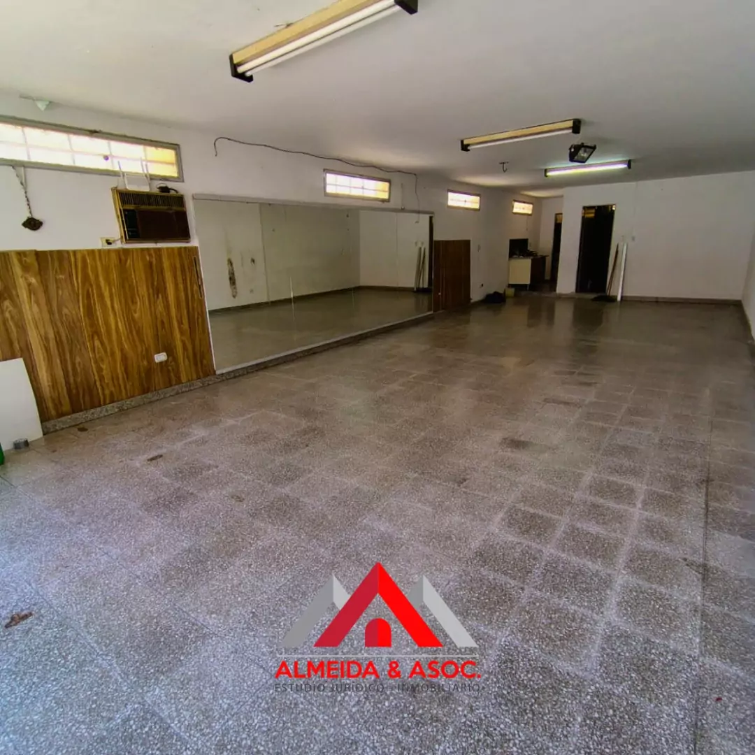 Local con depósito en Maestro Vidal