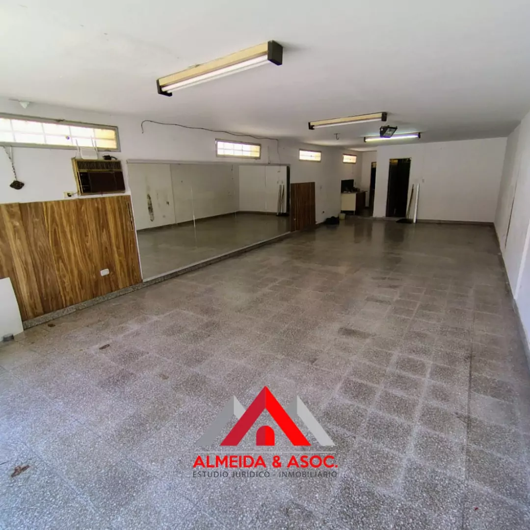 Local con depósito en Maestro Vidal