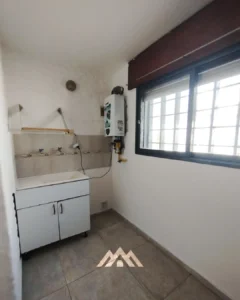 Casa 3 dormitorios s/ Caseros al 2300