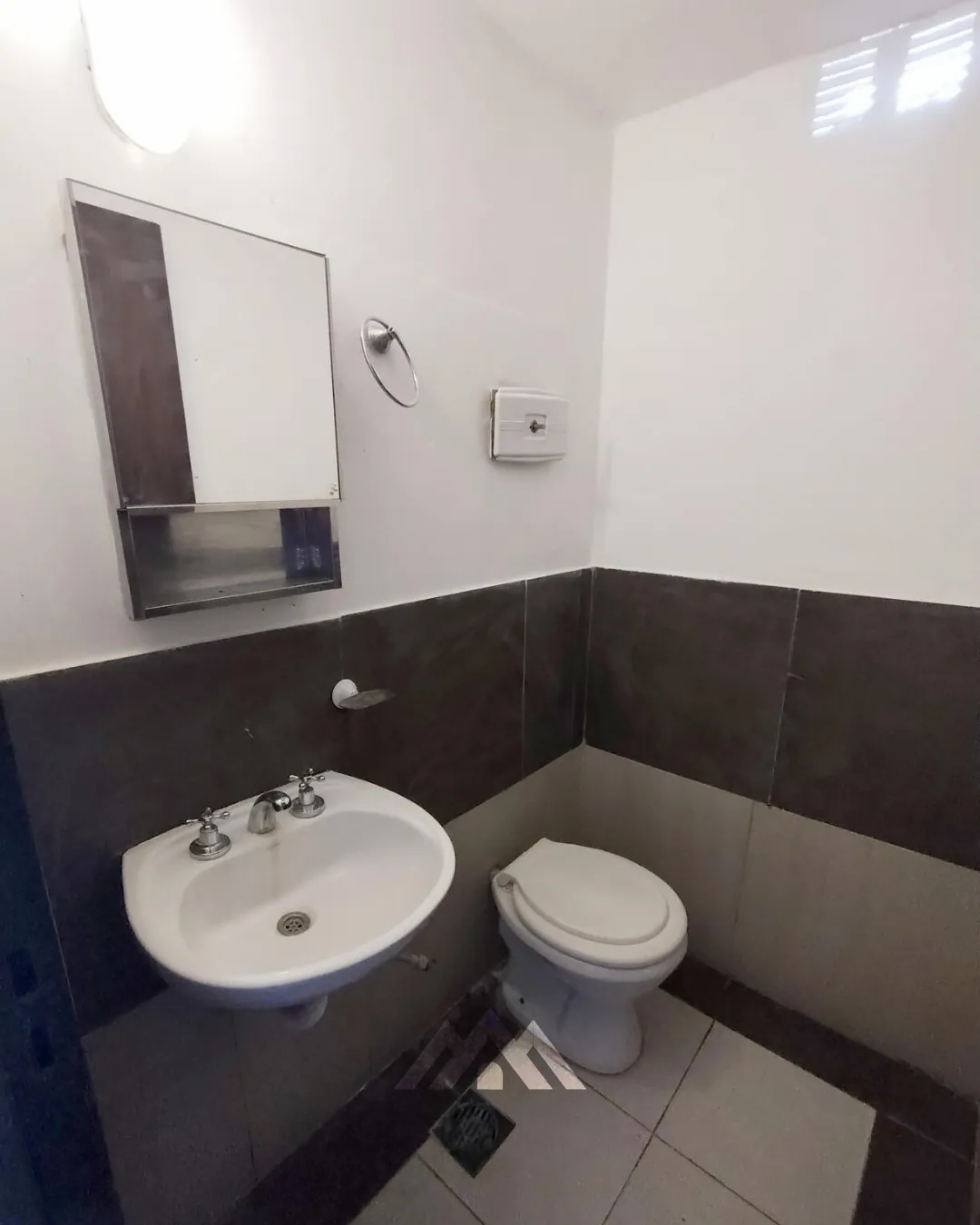 Casa 3 dormitorios s/ Caseros al 2300