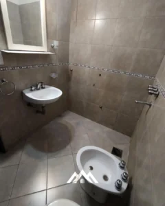 Casa 3 dormitorios s/ Caseros al 2300