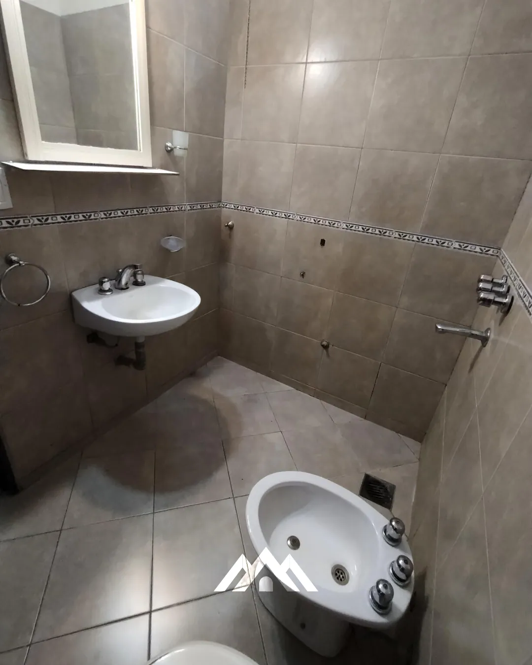 Casa 3 dormitorios s/ Caseros al 2300