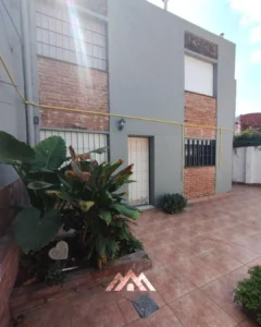 Casa 3 dormitorios s/ Caseros al 2300