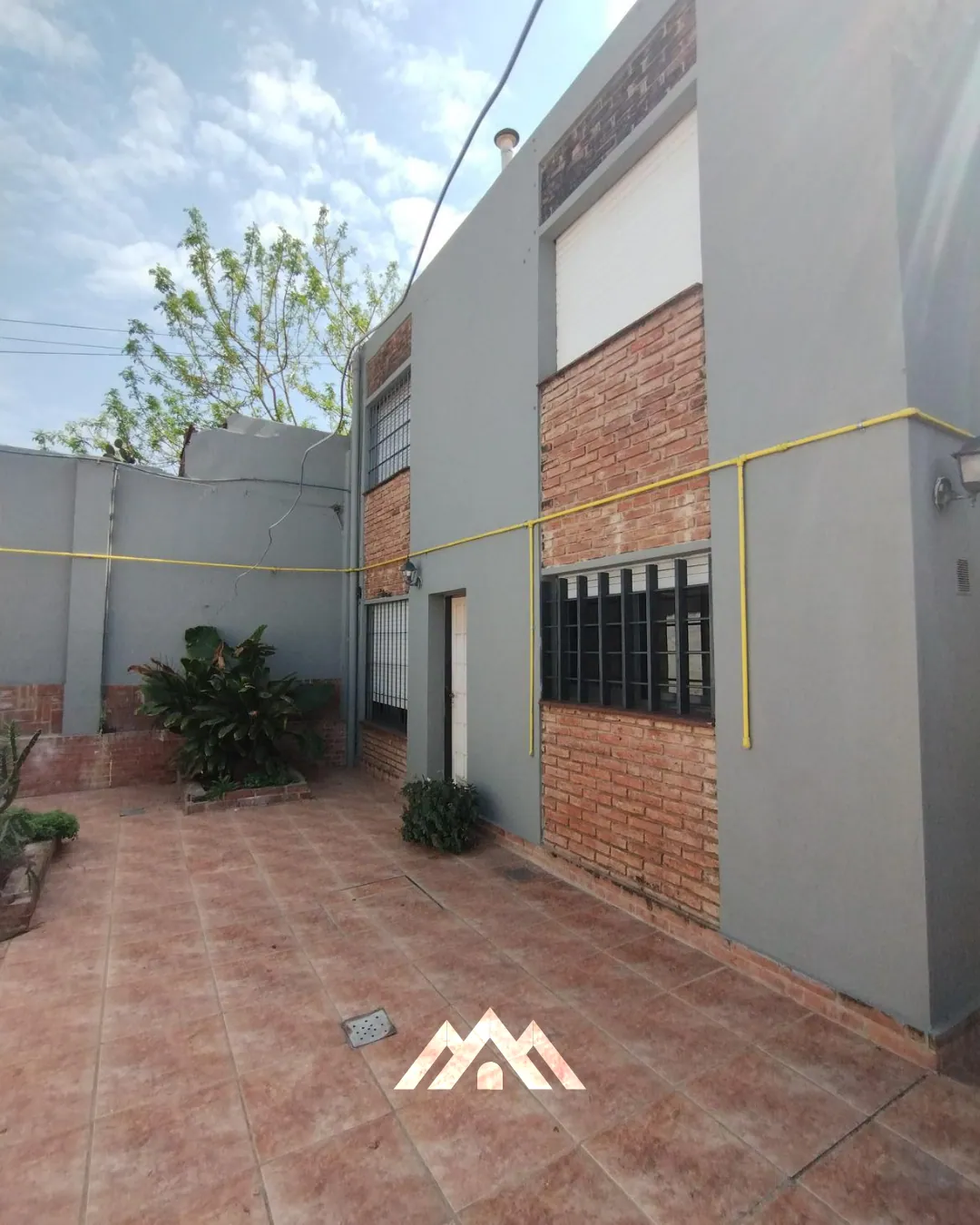 Casa 3 dormitorios s/ Caseros al 2300