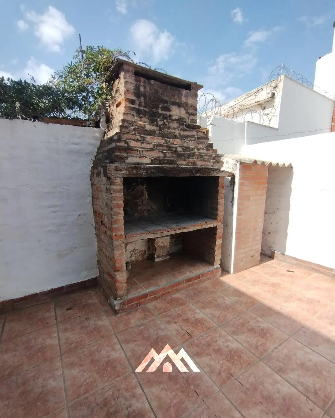 Casa 3 dormitorios s/ Caseros al 2300